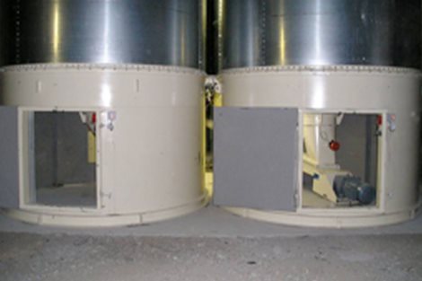 Flat-bottomed round silos with planetary extractors